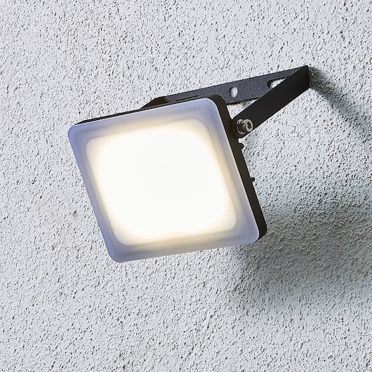 STANLEY SXLS38928E LED floodlight mounted on textured wall, photography showing illuminated square design.